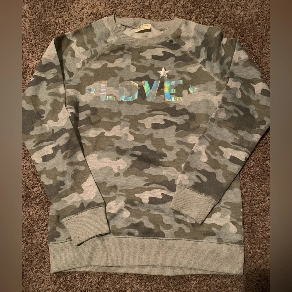 Women’s lightweight camo crewneck sz M